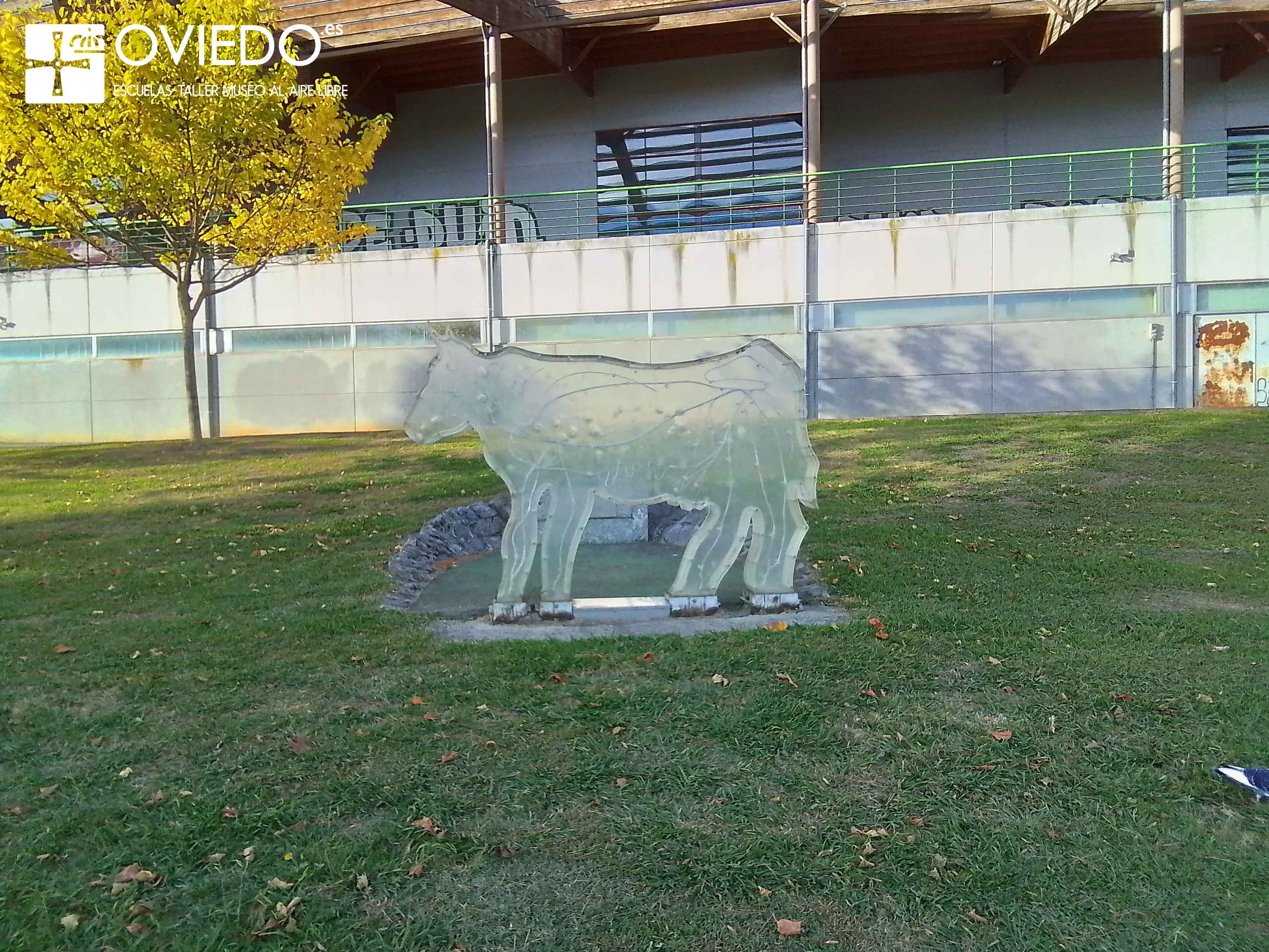 Escultura Vaca biológica